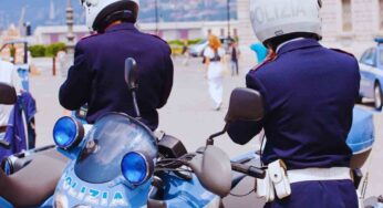 Gesto eroico dei poliziotti: portano in salvo il bimbo di 6 anni senza paura, manovra da film