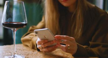 Un menù così non l’hai mai assaggiato: se lasci lo smartphone ti offrono anche una bottiglia di vino