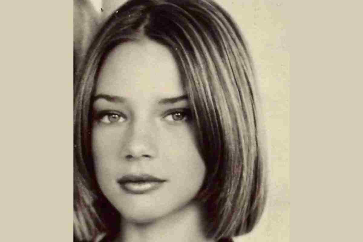 In questa foto aveva 20 anni, oggi ne ha 44. Scopri chi è 
