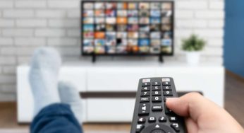 Attento a quello che fai in salotto, la tua tv ti spia e ancora non lo sai: la scoperta recente